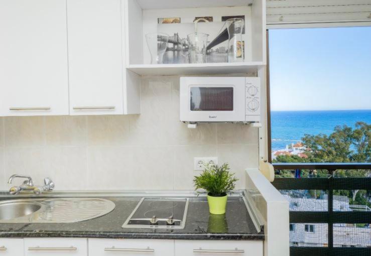 Sea View Studio Apartment Benalmadena Bagian luar foto